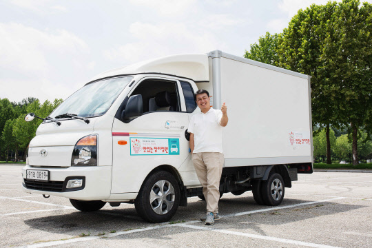 현대차그룹은 8월 4일부터 내년 3월까지 자립을 꿈꾸는 어려운 이웃에게 창업용 차량과 컨설팅을 지원하는 '기프트카 캠페인'을 실시한다고 3일 밝혔다. 사진은 현대차그룹의 기프트카 캠페인을 통해 식용장미 전문점 '맛있는 장미정원'을 운영하고 있는 송승면 씨가 기념촬영을 하고 있는 모습.<현대자동차그룹 제공>